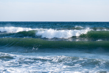 風が強い日の激しい波
