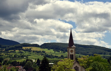 Fototapeta na wymiar Laufen bei Sulzburg unter Wolken
