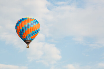 Naklejka premium hot air balloon over blue sky. Composition of nature and blue sky background