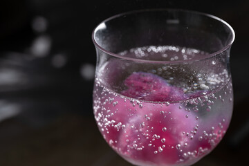 炭酸水に入った紫蘇の琥珀糖