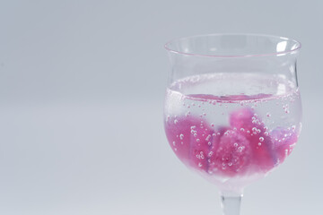 炭酸水に入った紫蘇の琥珀糖