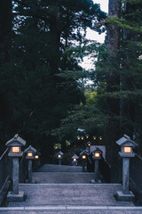 日本の伝統的な神社の建築物と通路