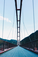 川にかかる赤色の吊り橋