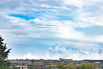 横浜郊外の住宅街と綺麗な雲