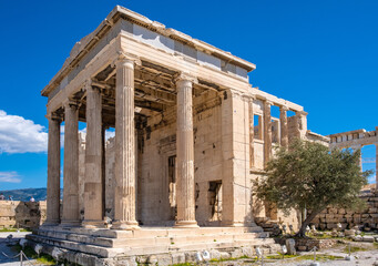 Obraz premium Panoramic view of Erechtheion or Erechtheum - temple of Athena and Poseidon - within ancient Athenian Acropolis complex atop Acropolis hill in Athens, Greece