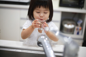 水道水を飲む女の子