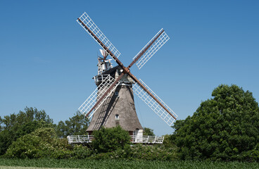 Fototapeta na wymiar Windmühle in Oldsum auf Föhr in der Nordsee