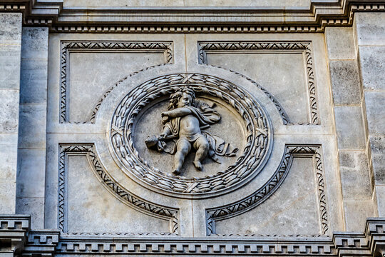 Vienna State Opera (Vienna Court Opera, Wiener Hofoper) - one of the most important opera houses in the world. Austria. Sculptural composition of the main facade.