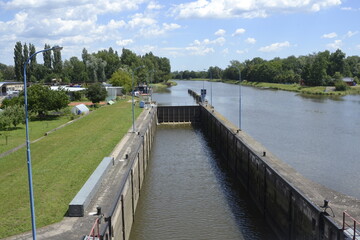 Fototapeta premium An empty lock chamber in front of the confluence of two rivers
