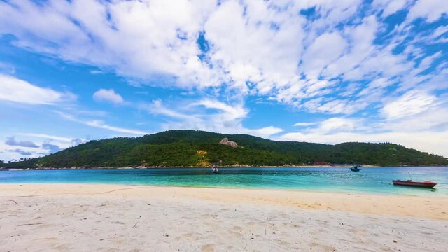 Time Lapse : Aur Island,Province Of Johor,Malaysia During Beautiful Blue Sky. HD
