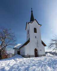 Fototapeta na wymiar Saint Jakob church mountains snow white winter