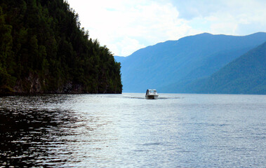 Fototapeta na wymiar Boat on Lake Teletskoy among the mountains