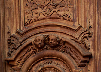 Fototapeta na wymiar angels carved in wood on the church door