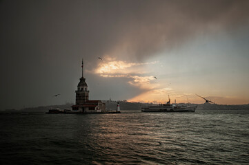 Obraz premium Maiden's Tower and the ship in the Bosporus, Istanbul, Turkey