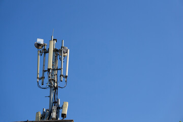mobile network antennas placed on the roof