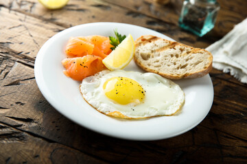 Fried egg with smoked salmon