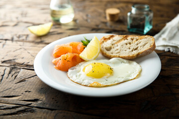 Fried egg with smoked salmon