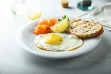Fried egg with smoked salmon