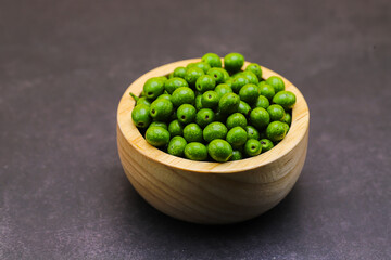 Litsea cubeba Pers. seeds are used to produce essential oils.