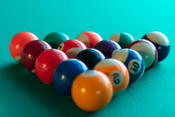 Billes de billard sur une table turquoise