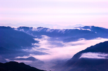 Fototapeta na wymiar Beautiful sea of clouds at dawn on the top of the mountain.