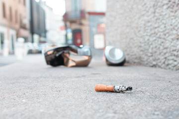 Mégot de cigarette jeté au sol - obrazy, fototapety, plakaty
