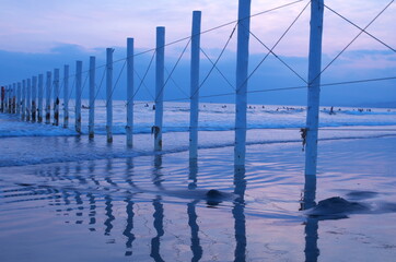 砂浜を白杭でエリアを分けてます。
The beach is divided by white stakes.