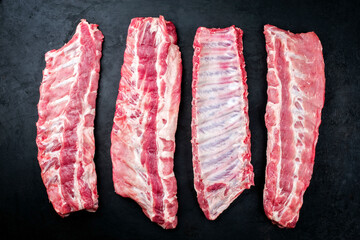 Rohe Spare Loin Ribs St Louis Style vom Schwein angeboten als Draufsicht auf einem alten rustikalen...