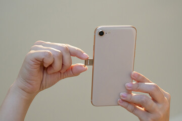 SIMカードをスマートフォンに差し込んで起動するイメージ