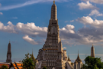 Wat Arun Ratchawararam Ratchawaramahawihan The Chao Phraya River, symbolizing the beauty of the world is one of the important landmarks. Beautifully decorated with art and architecture