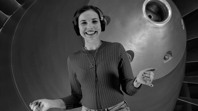 Retro-video, schwarz-wei&szlig;, von einer sch&ouml;nen Frau, die  Kopfh&ouml;rer tr&auml;gt. Sie h&ouml;rt Musik und tanzt.