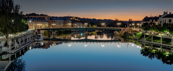 Fototapeta premium The river Oise between Pontoise and Saint-Ouen-l'Aumône, before dawn