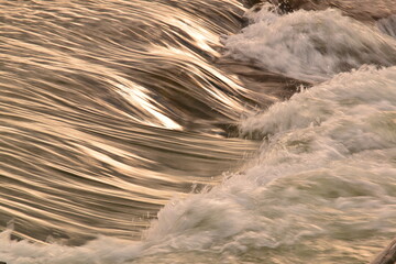 夕日映える水流
