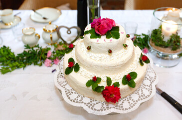 Hochzeitstorte mit Tischdekoration