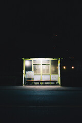 夜の街のバス停