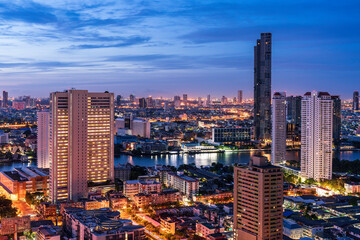 Obraz premium Nice scene from the Condominium rooftop location next to Chao Phraya River Bangkok/Thailand