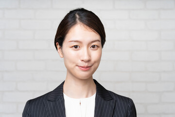 スーツを着て微笑むアジア人の若いビジネスウーマンのポートレート