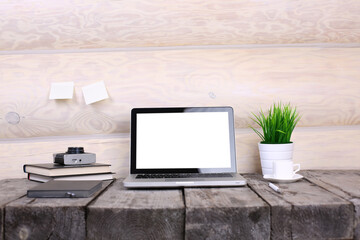 Obraz premium Work place concept : Mock up Blank screen computer desktop with keyboard co-working background