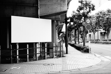 街の何も描かれていない白い看板