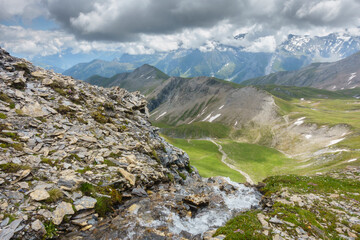herrliche Berglandschaft in Wolken gehüllt im Zillertal in Tirol