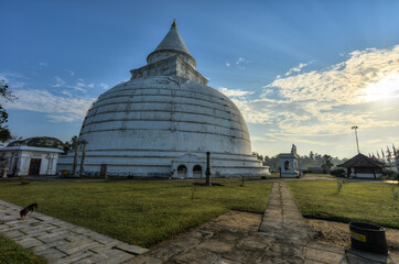 ancien temple blanc bouddhiste Stupa dagoba au lever du soleil au Sri Lanka