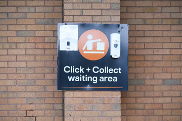 Obraz premium Click collect online internet shopping sign at shop