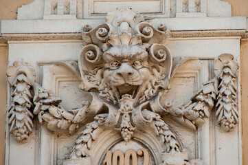 Mysterious characters live on the facades of former mansions and profitable buildings, 100 years ago turned into multi-apartment communal housing. Their creators have disappeared into eternity.    