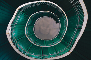 緑色の螺旋階段