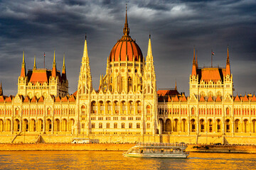 Obraz premium Budapest Parlament golden