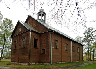 wybudowany w 1778 roku drewniany kosciol katolicki pod wezwaniem swietej trojcy w miejscowosci grodzisk na mazowszu w polsce © Jacek Sakowicz