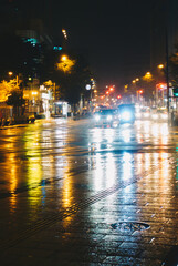 雨の日に道路に反射したカラフルな街の光