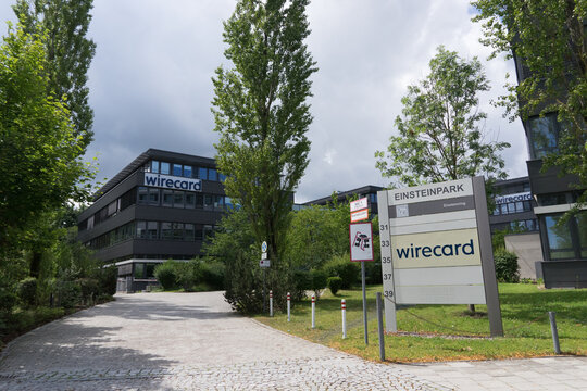 Aschheim bei M&uuml;nchen, Bayern / Deutschland - 12. Juli 2020: Gewitterwolken &uuml;ber den modernen Stahl-Glas-Geb&auml;uden der Wirecard AG (DAX Unternehmen) mit Logo