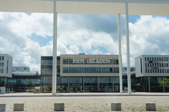 München, Bayern / Deutschland - 12. Juli 2020: Riem Arcaden mit Logo, modernes Einkaufszentrum in München-Riem 