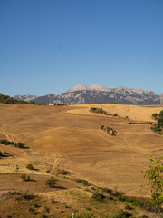 sierra de grazalma de fondo con colores marrones del campo de verano.
